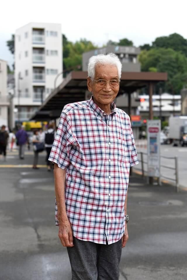 写真5：高橋氏がインタビュー後に颯爽とした足取りで去る様子を表す写真。