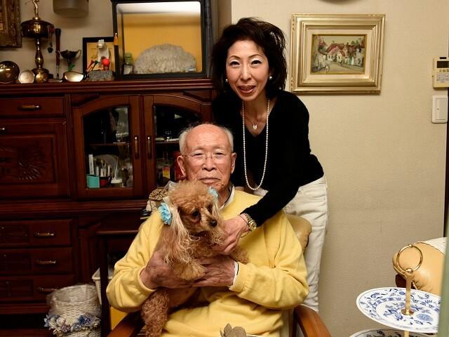 写真5：内田さんと娘のとも子さんと愛犬チャコと一緒に写る写真。