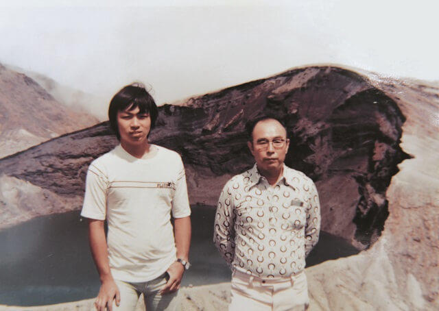 写真6：加藤氏と現在木屋の常務取締役を務める息子さんの写真。