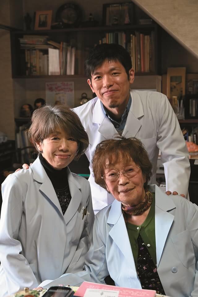 写真5：薬剤師の榮子さん、息子のお嫁さんの公子さん、孫の康二郎さんの写真。