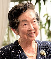 写真:インタビュアー鮫島純子氏。