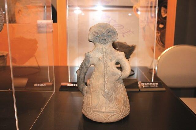 写真1：ふるさと文化伝承館に展示されている縄文土器「子宝の女神ラヴィ（レプリカ）」の写真。