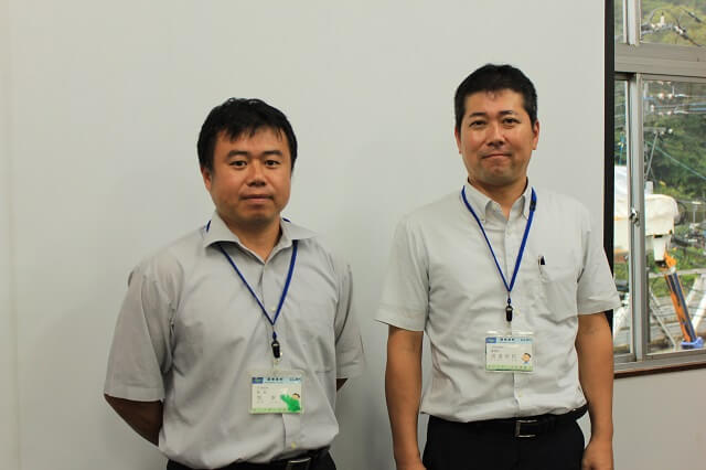 写真1：西米良村むら創生課課長の牧幸洋さんと西米良診療所事務長の渡邉智紀さんの写真。