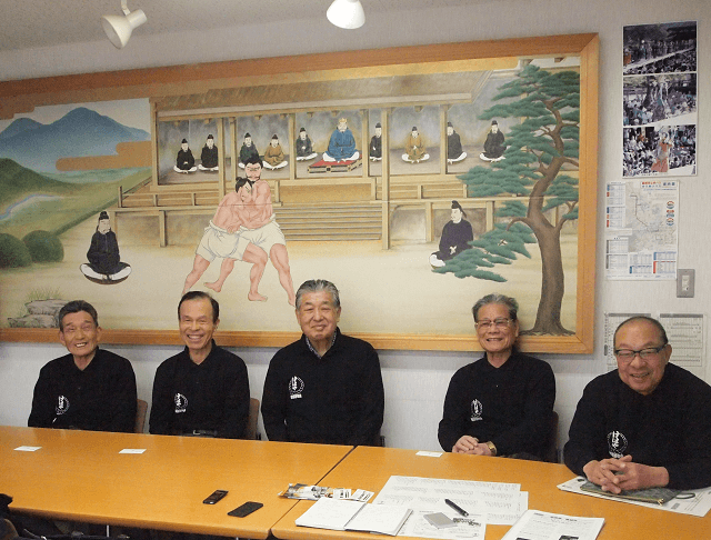 写真1:けはや相撲甚句会のメンバーの写真。左から安川貞男さん、山田稔さん、幹事長の菅澤徹さん、池田一志さん、会長の吉村元延さん。