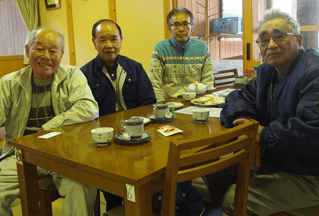 写真1：東白川村を守るメンバーの写真。左から副組合長・安江郁雄さん、組合事務局・今井登さん、東白川村役場産業建築課農務係・安江修治係長、組合顧問・松岡勝さん。