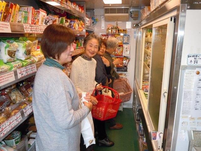 写真2:ふれあい便のトラックの中で買い物する利用者の様子を表す写真。