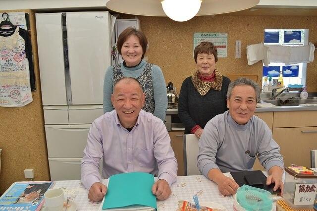 写真2：第6仮設団地の自治会長の森谷勲さんと副会長の佐々木新治さん、小石恵子さん、横井ヒサさんの写真。