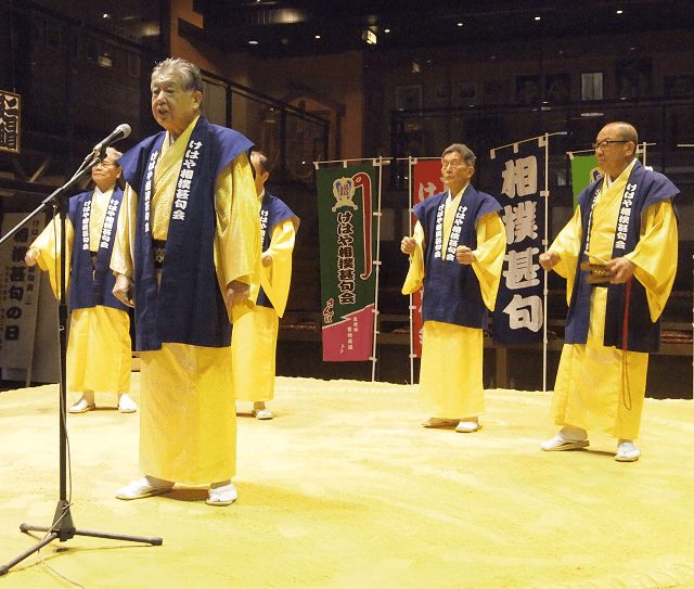 写真2:けはや相撲甚句会の皆さんが、けはや座での公開練習を行う様子を表す写真。公開練習が会員の皆さんのやる気・技術向上につながっている。