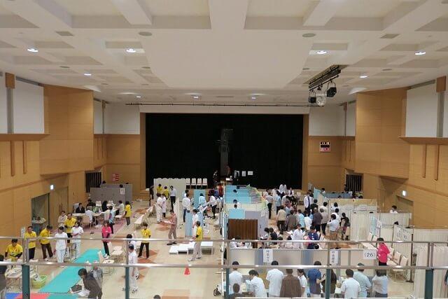 写真2:生活習慣から遺伝子情報まで600項目以上に及ぶ健康診断を受ける岩木地区住民の様子を表す写真。