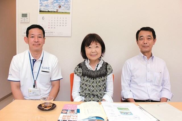 写真2：ぬくもり福祉会たんぽぽの桑山和子会長、経営管理部長の岡田尚平さん、ソーシャルファーム担当の奥野洋さんの写真。