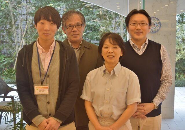 写真2：支援パスの開発から携わるスタッフの写真。理学療法士の楠本寛之さん、看護師の花岡久代さん、ケアマネジャーの林英治さん、生活相談員の黒瀬義央さん。