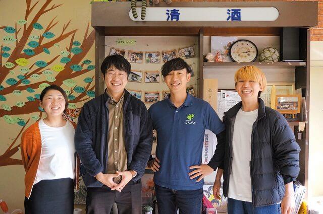 写真2、えんがおスタッフの小林千恵さん、門間大輝さん、濱野将行さん、長谷川翔一さんの写真。