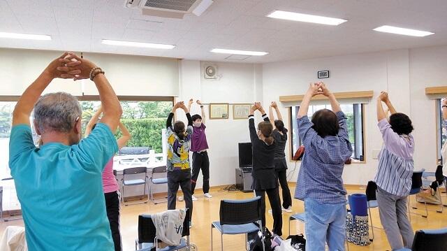 写真3、順天堂大学主催の「ロコモ予防の運動教室」の様子を表わす写真。教室初日、教室修了時、さらに3か月後の筋肉量を計り、修了後に筋力を維持しているかがポイントとなる。