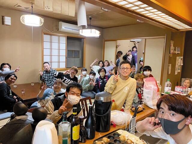 写真3、たこ焼きパーティーで盛り上がる地域食堂の写真(えんがお提供)。