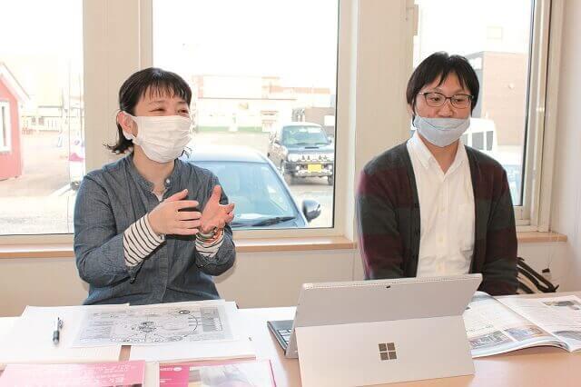 写真4：地域包括支援センターの中梶慎太郎センター長と生活支援コーディネーターの石川あゆみさんの写真。