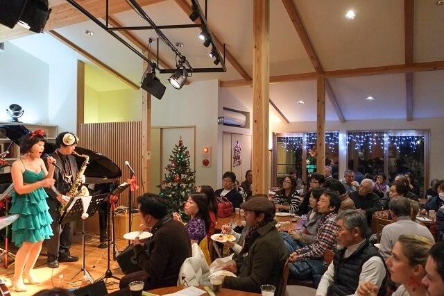 写真4：share金沢内にあるライブハウス付きカフェバーで開かれたコンサートに地域の住民が集う様子を表す写真。