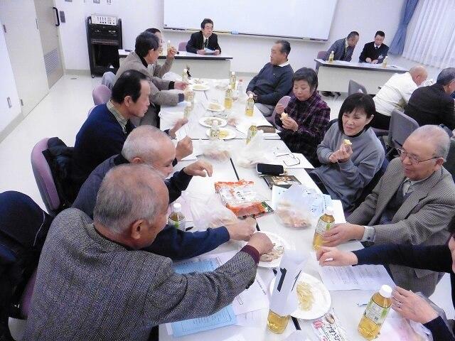 写真4:情報交換の場として地域のリーダーを交えたふれあい便交流会の様子を表す写真。