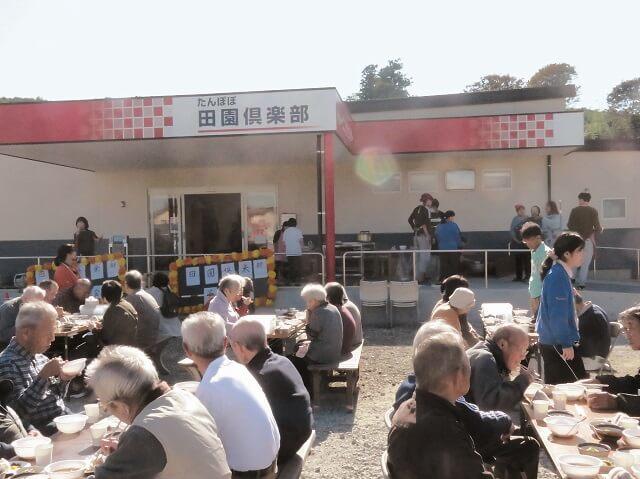 写真7:たんぽぽ自然農園で収穫された野菜を使ったデイサービス田園倶楽部での芋煮会の様子を表す写真。