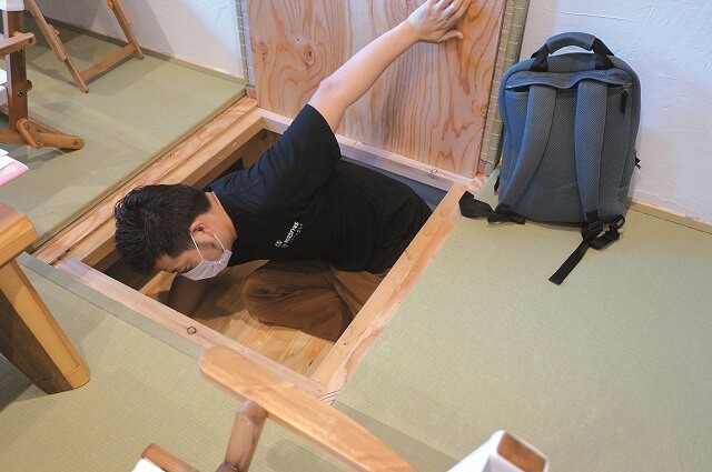 写真8：床板を外すと子どもが床下をくぐって遊べるようになる様子を表す写真。