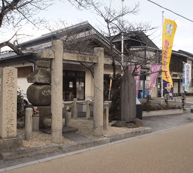 写真:蹶速塚と葛城市相撲館けはや座の写真。月に1度けはや相撲甚句会による公開練習が行われる。