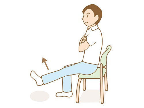 図10：足上げ(座位・膝伸展)の様子を表す図。背もたれから背中を離して椅子に座り、膝を伸ばして10秒静止してから下ろします。