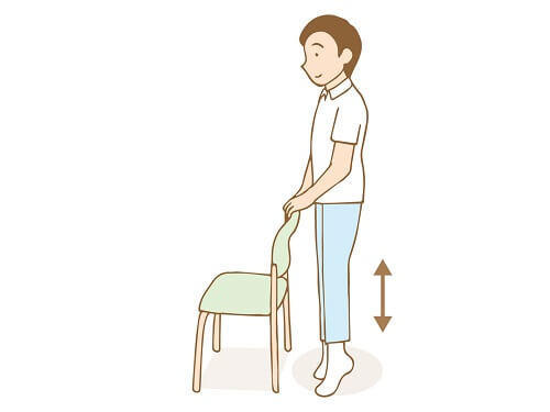図3：踵上げの様子を表す図。足を肩幅に開き、膝は伸ばしたまま踵を上げて5秒静止してから下ろします。