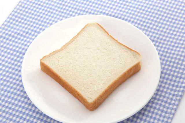 一般的な主食である食パンの写真。主食1つ(SV)であることを示す。