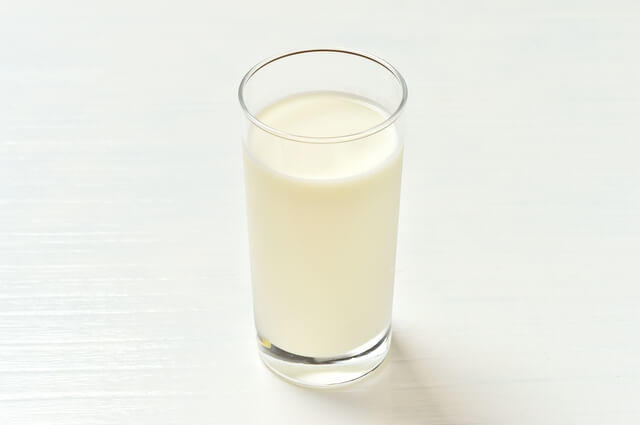 牛乳・乳製品の1日の摂取量の目安例のコップ1杯の牛乳(200ml)の写真