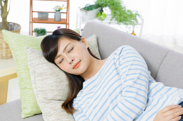疲労で横になる女性の写真。