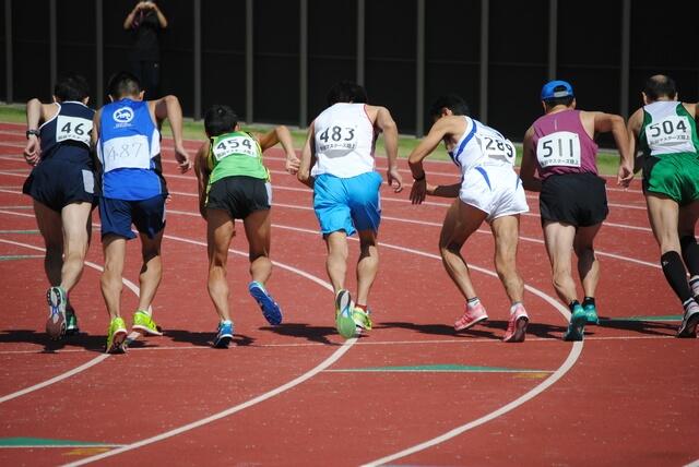 生涯スポーツのトラック陸上競技を行っている写真。