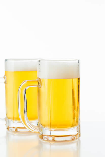 ジョッキに入ったビールの写真。アルコールの適量としてビール中ビン1本分を示している。