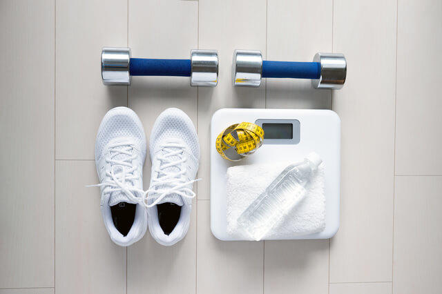 身長と体重の関係から算出される体格指数BMIにより肥満度を測る様子を表す写真。肥満予防や治療には、筋力トレーニングであるレジスタンス運動が効果的です。