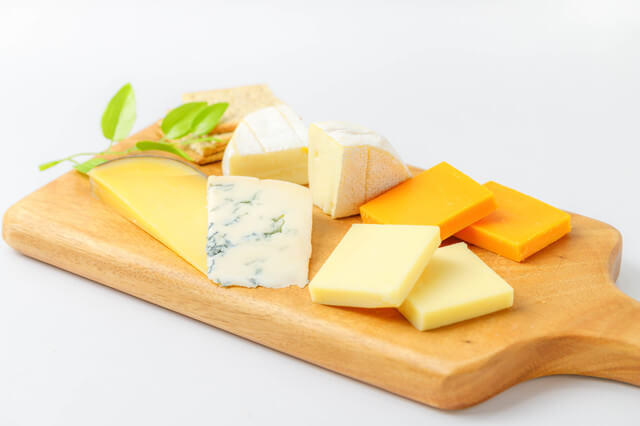 ビタミンB12を多く含む食品であるチーズの写真。ビタミンB12は補酵素としてたんぱく質や核酸の生合成、アミノ酸や脂肪酸の代謝に関与しています。また、赤血球の成熟に関与し、葉酸とともに骨髄で正常な赤血球をつくります。