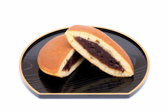 菓子・嗜好飲料の1日の摂取目安量(200kcal)の参考例のどらやき1個(241cal)の写真