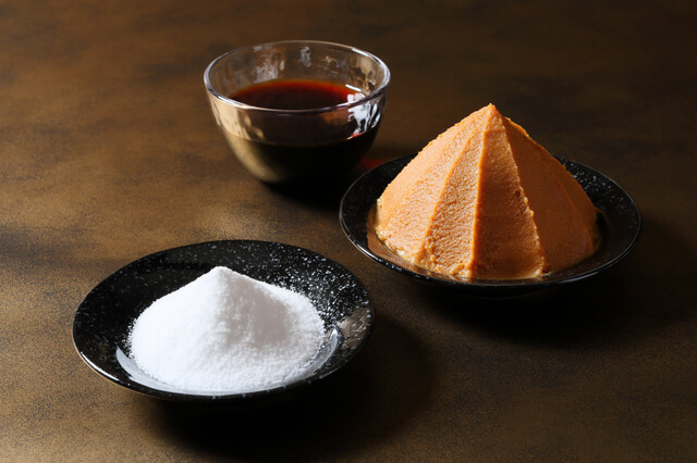 塩化ナトリウムを含む調味料、塩・しょうゆ・味噌の写真。