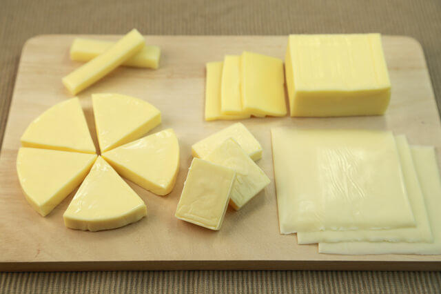リンを多く含む食品のプロセスチーズの写真。