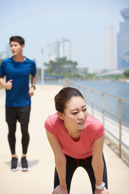 身体が思うように動かず疲労を感じる女性を表す写真。
