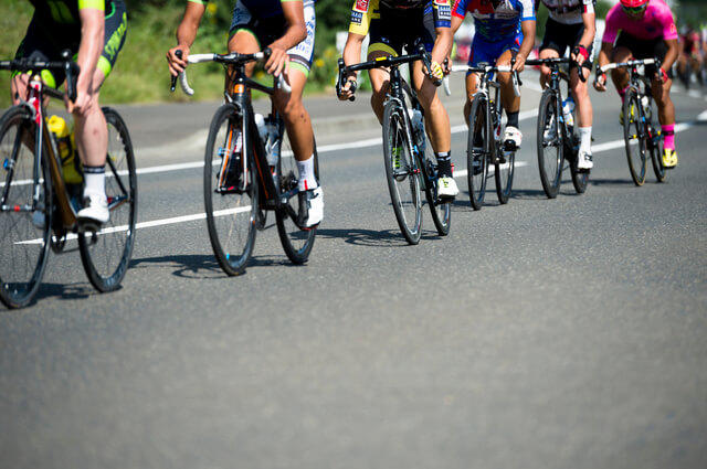 生涯スポーツ自転車競技を行っている写真。生涯スポーツの最高峰の国際大会はワールドマスターズゲームズでは、32競技、55種目の生涯スポーツが行われます。