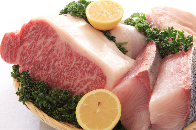 ナイアシンを含む肉類と魚類の写真。ナイアシンとは、水溶性ビタミンB群の一つで、ニコチン酸とニコチンアミドの総称です。過剰摂取すると消化器系や肝臓に障害が生じるなど副作用が報告されています。設定された1日当たりの摂取基準量と耐容上限量を守ることが大切です。