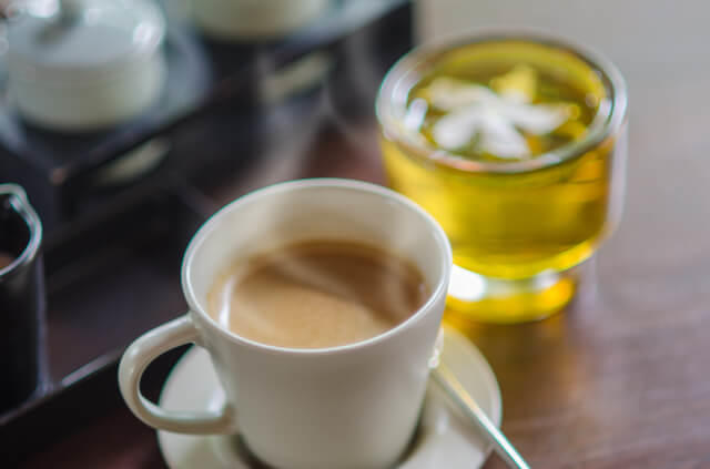 飲んでいる薬の作用や副作用を強めてしまう食品の緑茶とコーヒーの写真。カフェインを含む飲み物は服用する薬により相互作用が異なります。