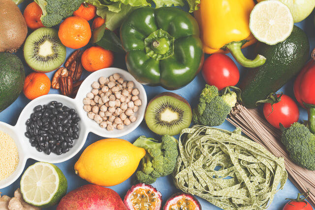 認知症の予防になる食べ物で葉酸を多く含む緑黄色野菜、豆類、果実類の写真。