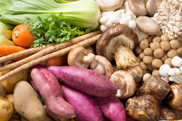 心臓病（心筋梗塞・狭心症など）の予防になる食べ物の食物繊維、ビタミン、ミネラルなど心臓病の予防に役立つ栄養素が多く含まれている野菜、芋類、きのこ類の写真。