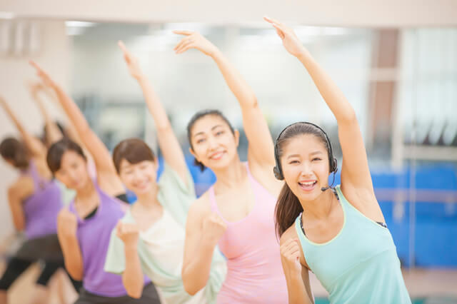 有酸素運動のエアロビクスエクササイズをする女性の写真。