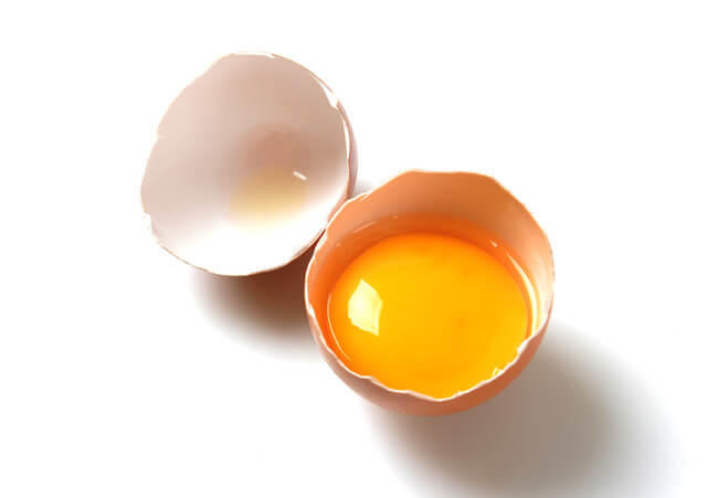 ビオチンを多く含む食品の卵黄の写真。多量の生卵を摂取した場合は、卵白中のアビジンという物質がビオチンと結合して吸収を妨げ欠乏することがあります。ビオチンとはビタミンB群に属する水溶性のビタミンで糖の代謝に必要なピルビン酸カルボキシラーゼの補酵素です。一日の摂取量は18歳以上の男女とも50㎍で過剰摂取による健康被害の心配はありません。