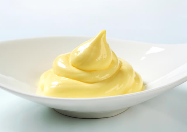 ミキサー食のおすすめレシピの片栗粉を使ったカスタードクリームの写真。ミキサー食の作り方は、食事をミキサーにかけてペースト状にします。適した食材を使いとろみ剤でとろみをつけるなど食べやすい状態にする。