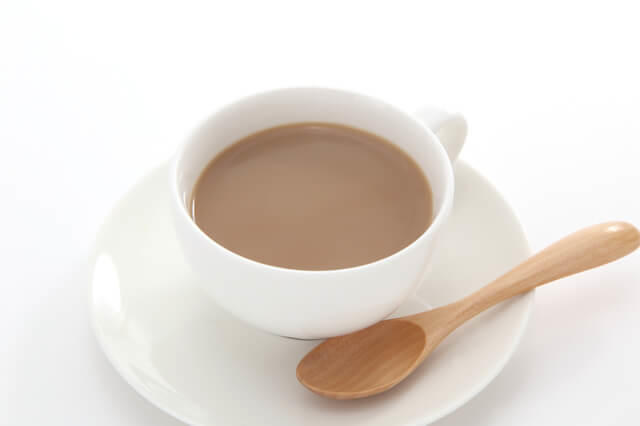 牛乳・乳製品の1日の摂取量の目安例の牛乳100㎖が入ったカフェオレを表す写真。