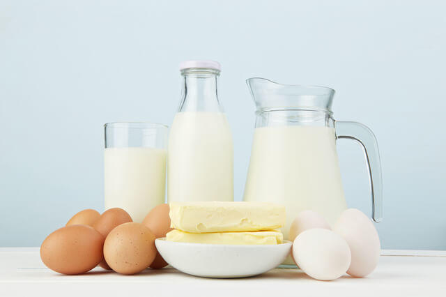 ビタミンAのレチノールが多く含まれる牛乳やチーズの乳製品と卵の写真。ビタミンAの主要な成分であるレチノールには、目や皮膚の粘膜を健康に保ったり、抵抗力を強めたりする働きがあります。