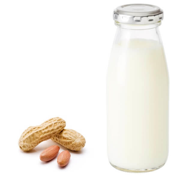 ビタミンB2を多く含む食品の落花生と牛乳の写真。ビタミンB2は豆類に多く含まれます。牛乳・乳製品、動物性食品などの摂取量が少ないとビタミンB2が不足することがあります。