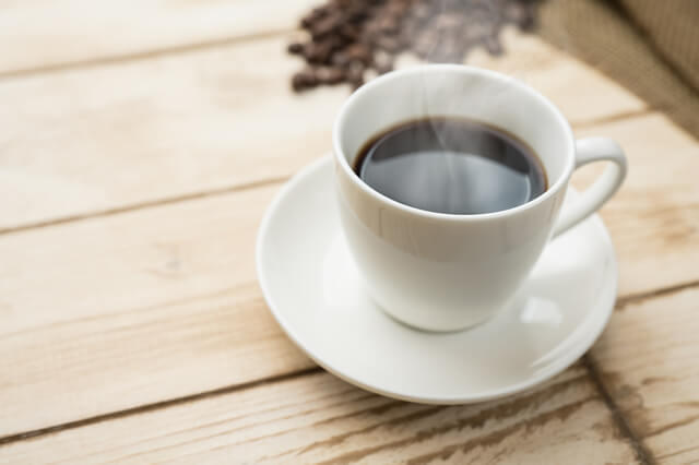 認知症の予防になる食べ物でポリフェノールの一種で抗酸化作用を持つクロロゲン酸を含むコーヒーの写真。