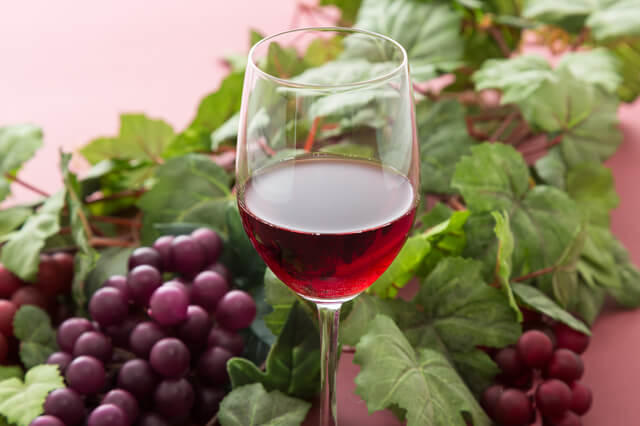 認知症の予防になる食べ物で強力な抗酸化作用があるポリフェノールを含む赤ワインの写真。